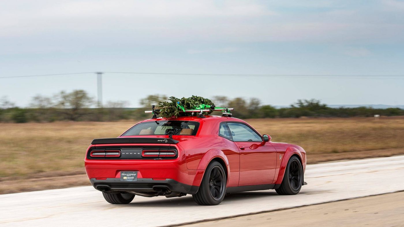 Dodge Challenger Hellcat com árvore de Natal mais rápida do planeta